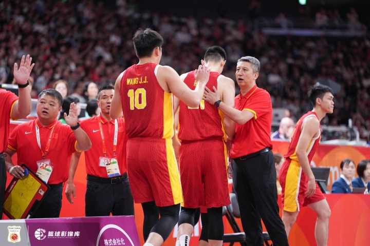 啥叫现代篮球啊！日本男篮是一面镜子 中国男篮落后就必然要挨打