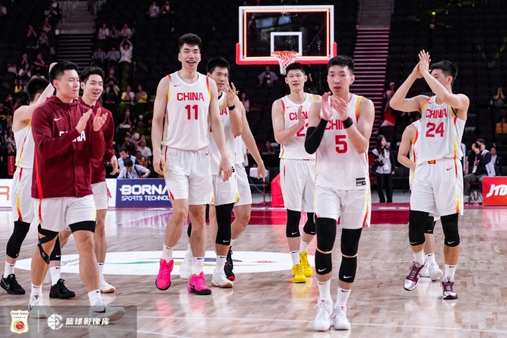 再补一刀！比赛最终比分为中国男篮77